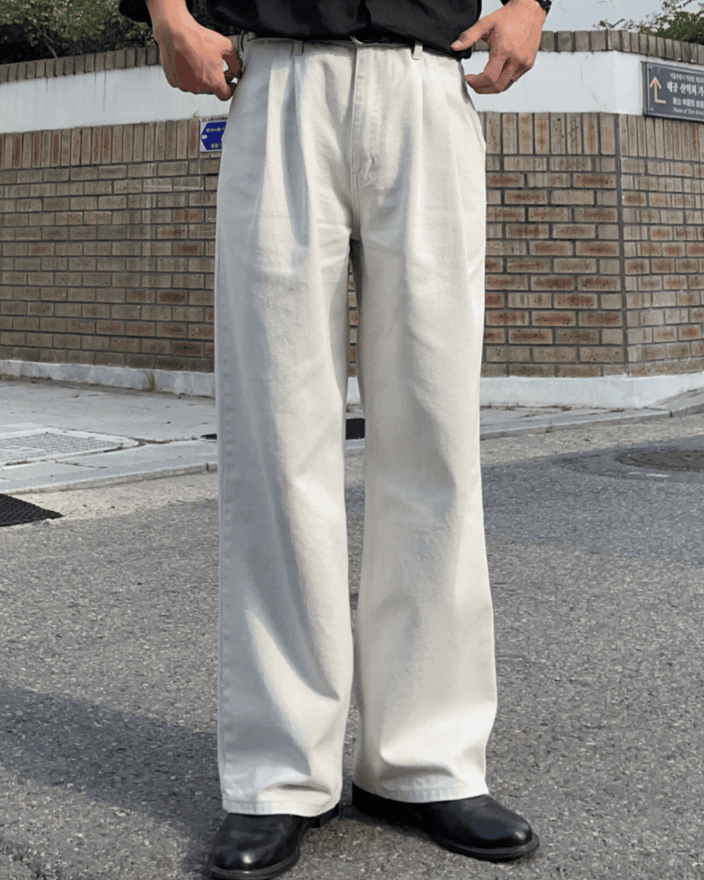 莫邦純白直筒牛仔褲/ 1色