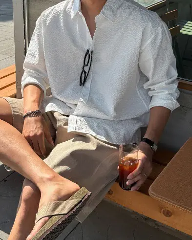 韓系穿搭白襯衫配卡其短褲夏季