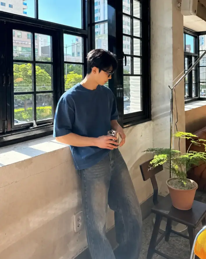 平價韓國男裝 藍色短袖T恤配牛仔褲
